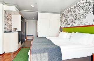 Отель Holiday Inn Helsinki City Centre Хельсинки Представительский номер с кроватью размера «king-size»-1