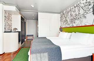 Отель Holiday Inn Helsinki City Centre Хельсинки Представительский номер с кроватью размера «king-size»-3